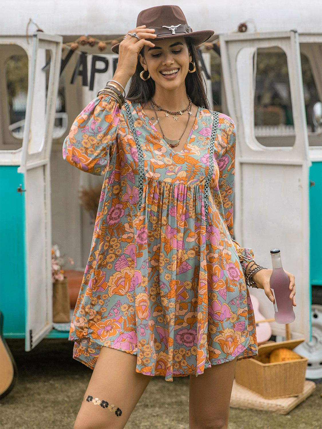 Vestido de manga larga con escote en V y estampado floral