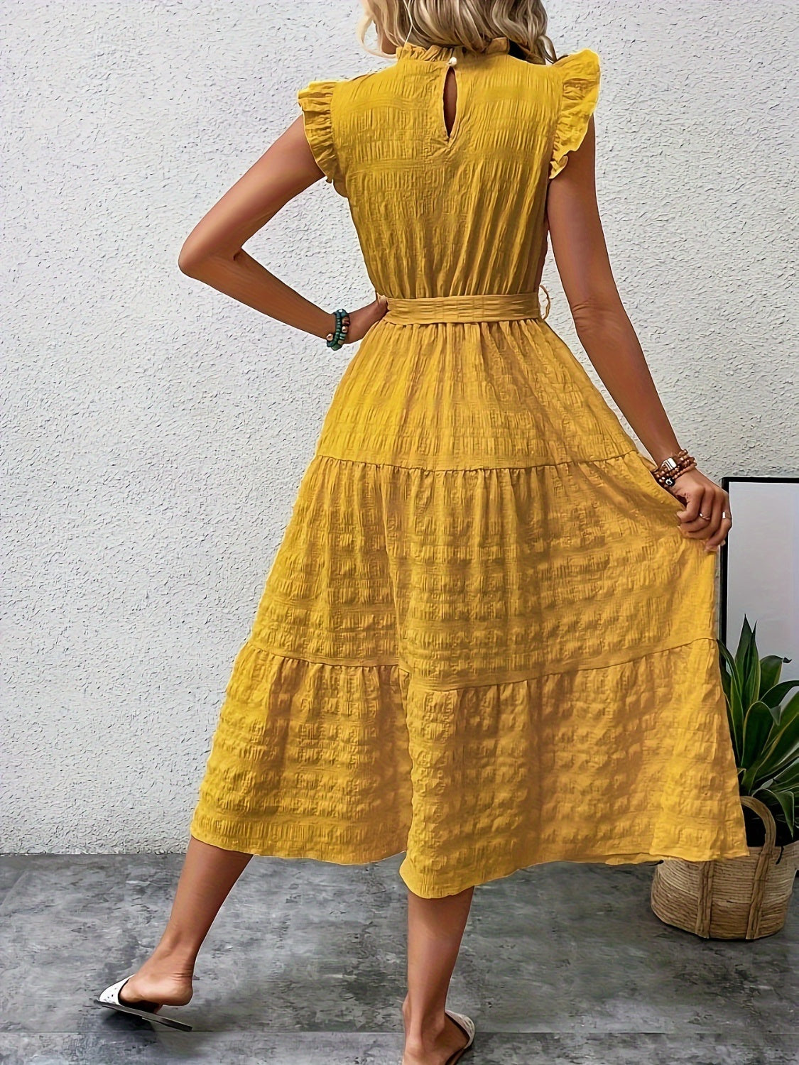 Vestido midi con mangas cortas y volantes anudados