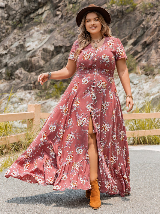 Vestido con abertura y dobladillo con volantes y estampado floral en talla grande