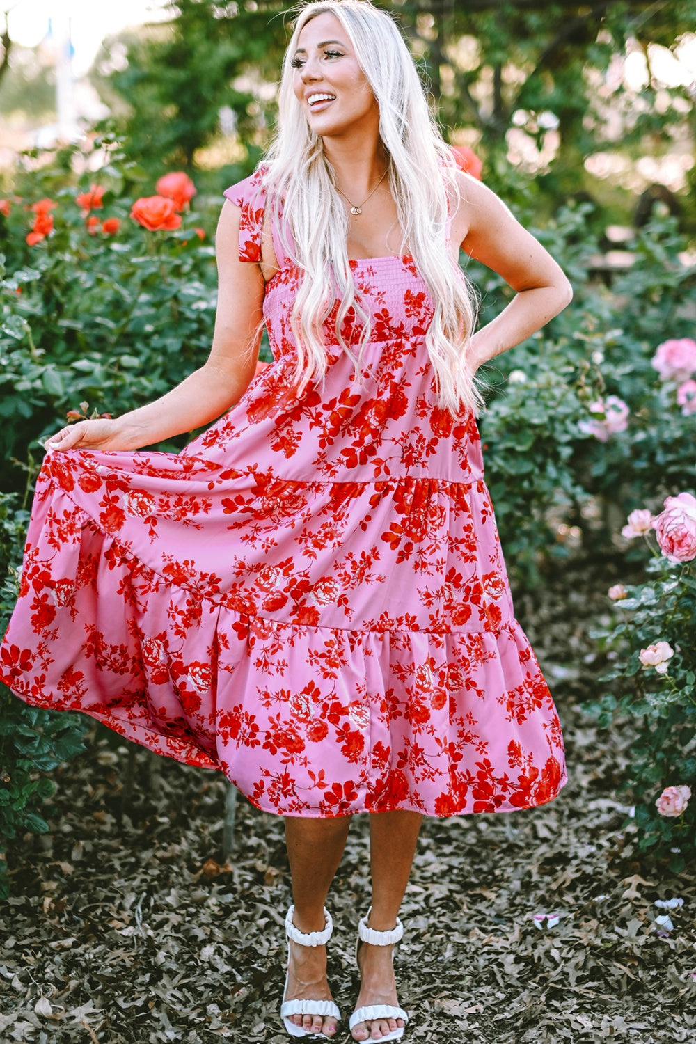 Vestido sin mangas con capas y estampado anudado