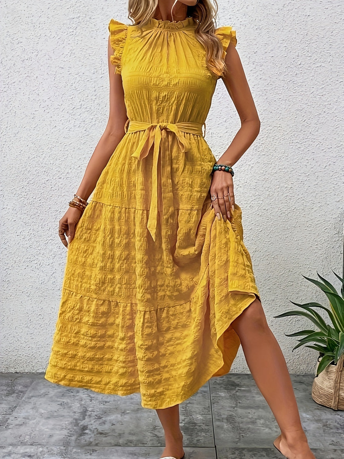 Vestido midi con mangas cortas y volantes anudados