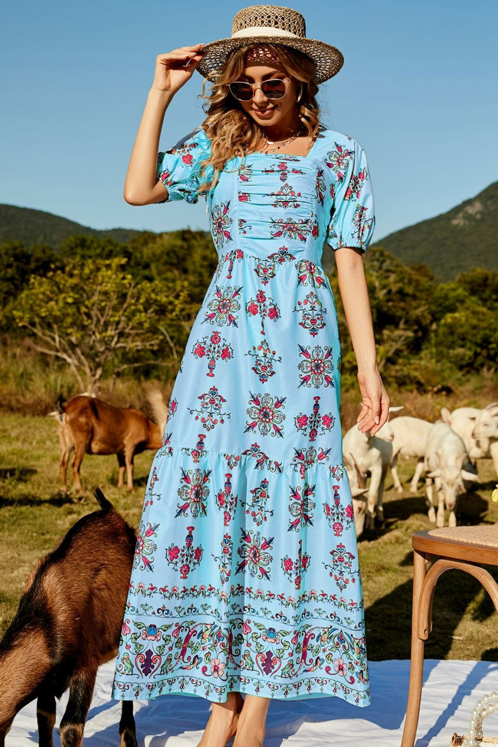 Vestido largo con capas y mangas abullonadas fruncidas con estampado floral