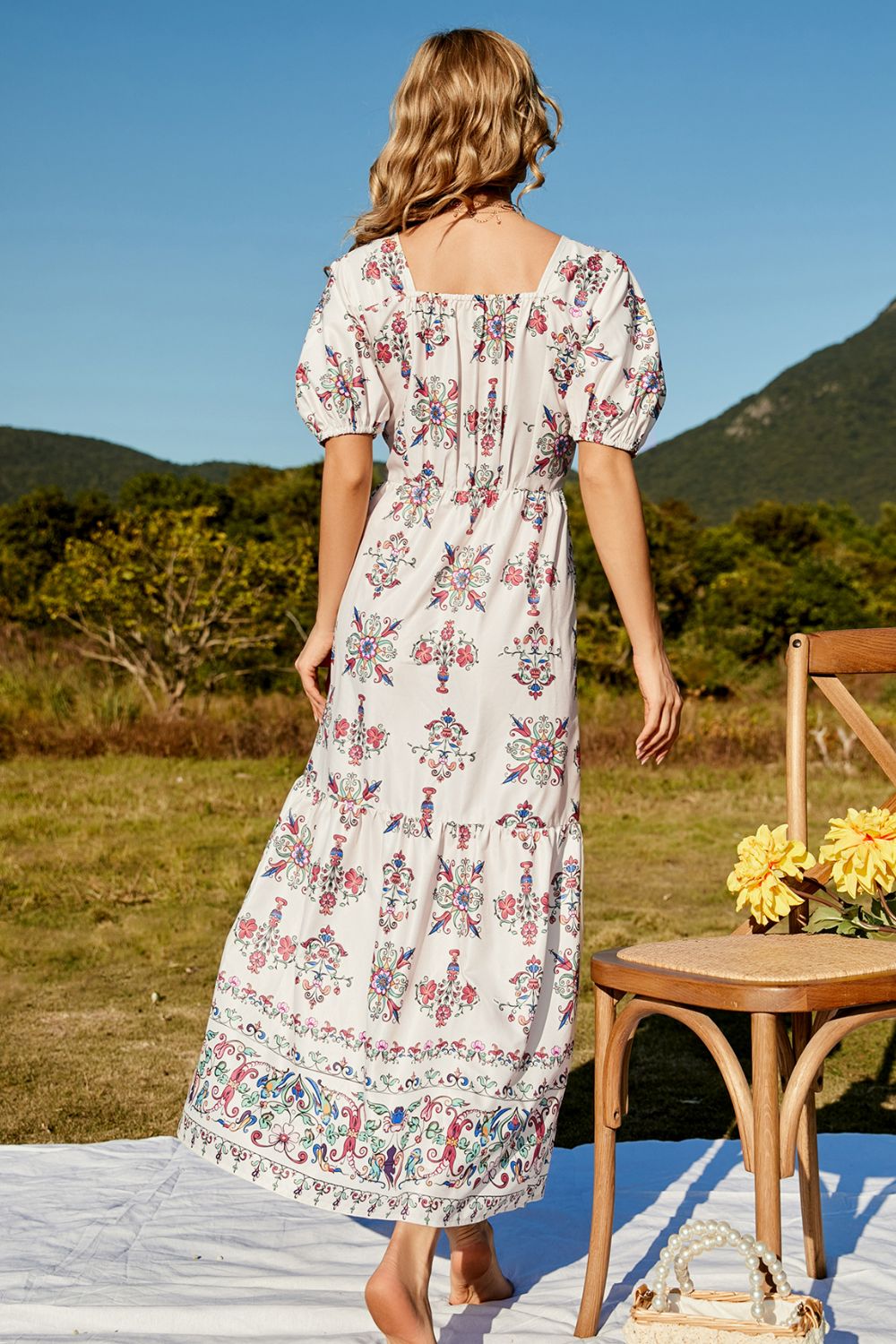 Vestido largo con capas y mangas abullonadas fruncidas con estampado floral