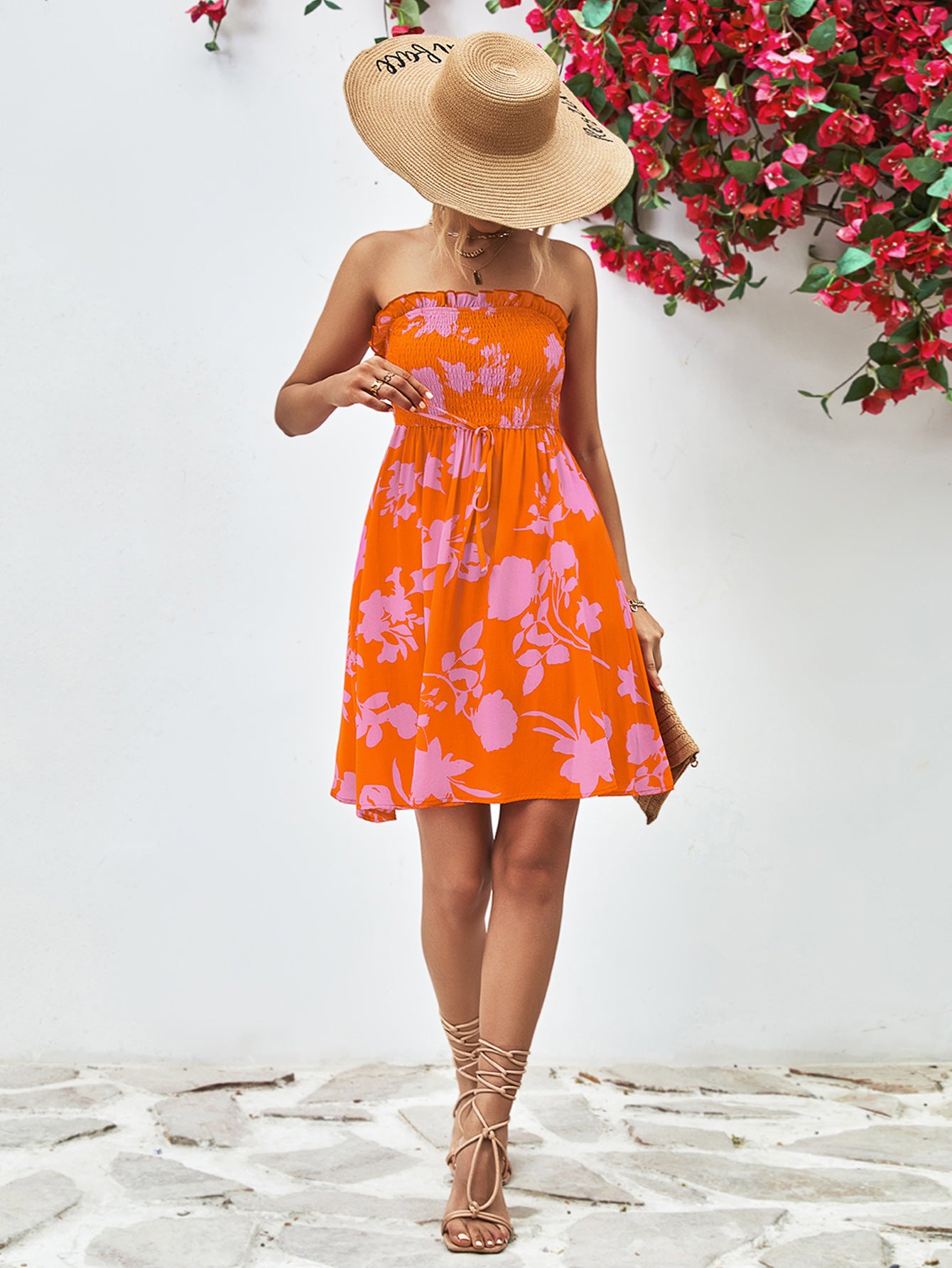 Vestido fruncido sin tirantes y con ribete de volantes florales