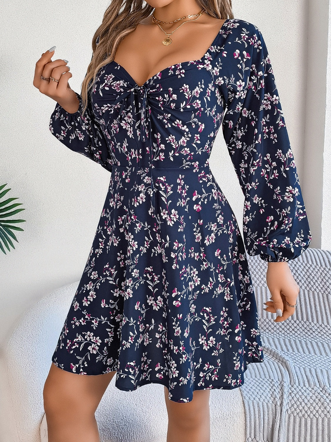 Vestido mini con mangas abullonadas y escote en forma de corazón estampado