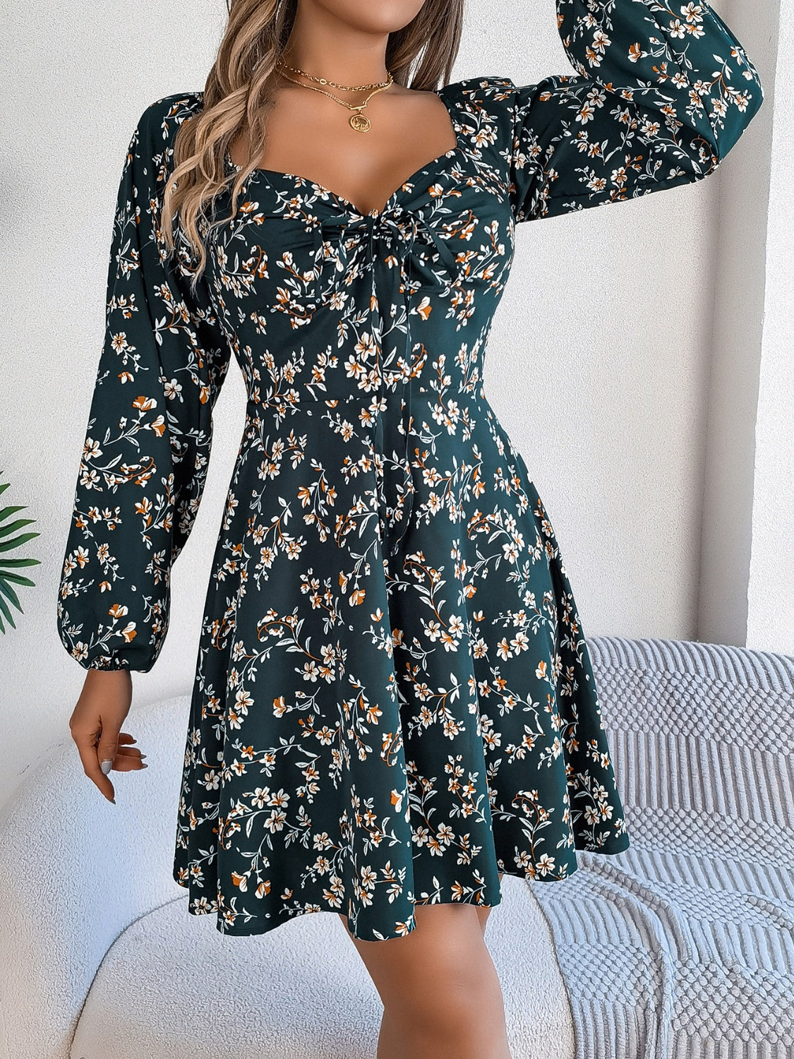 Vestido mini con mangas abullonadas y escote en forma de corazón estampado