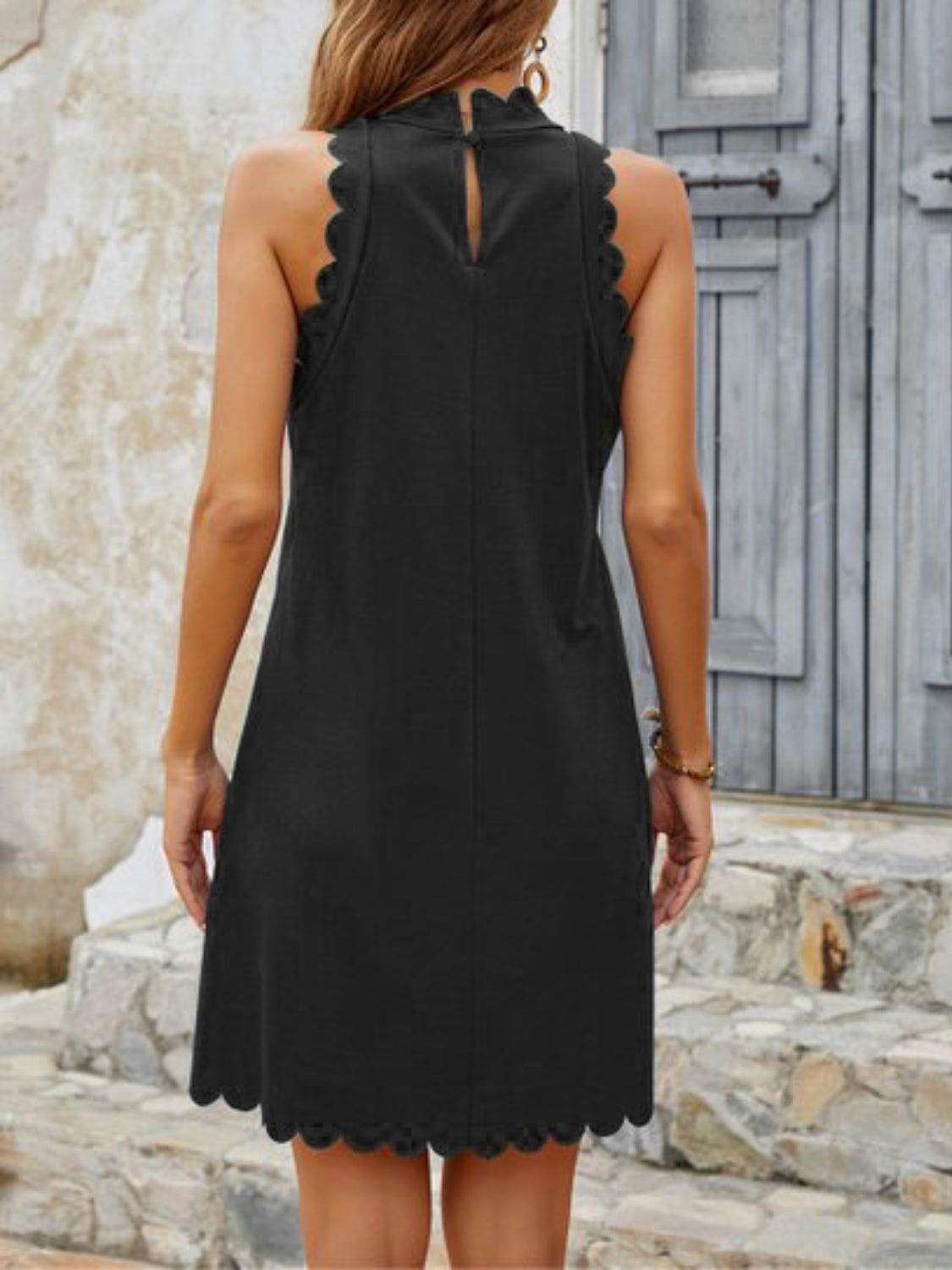 Vestido mini sin mangas con escote alto