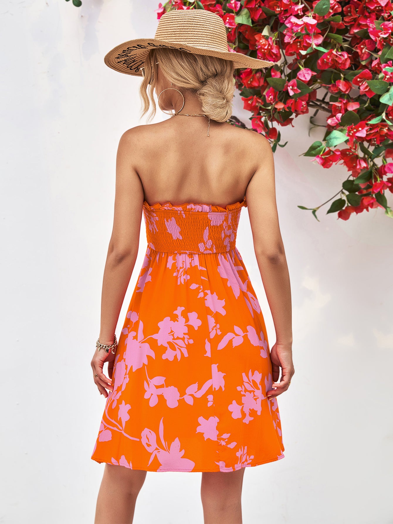 Vestido fruncido sin tirantes y con ribete de volantes florales