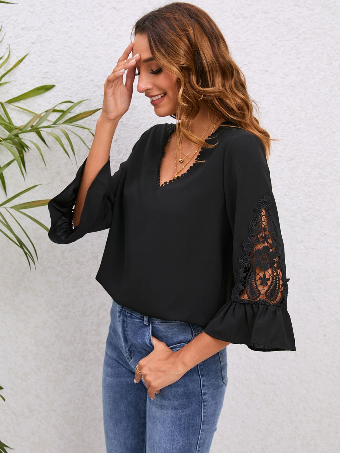 Blusa con escote en V, detalle de encaje y mangas con volantes