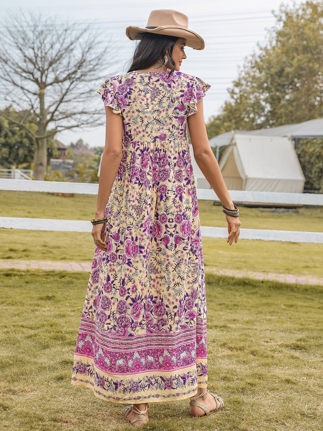 Vestido con cuello anudado, mangas cortas y estampado de volantes