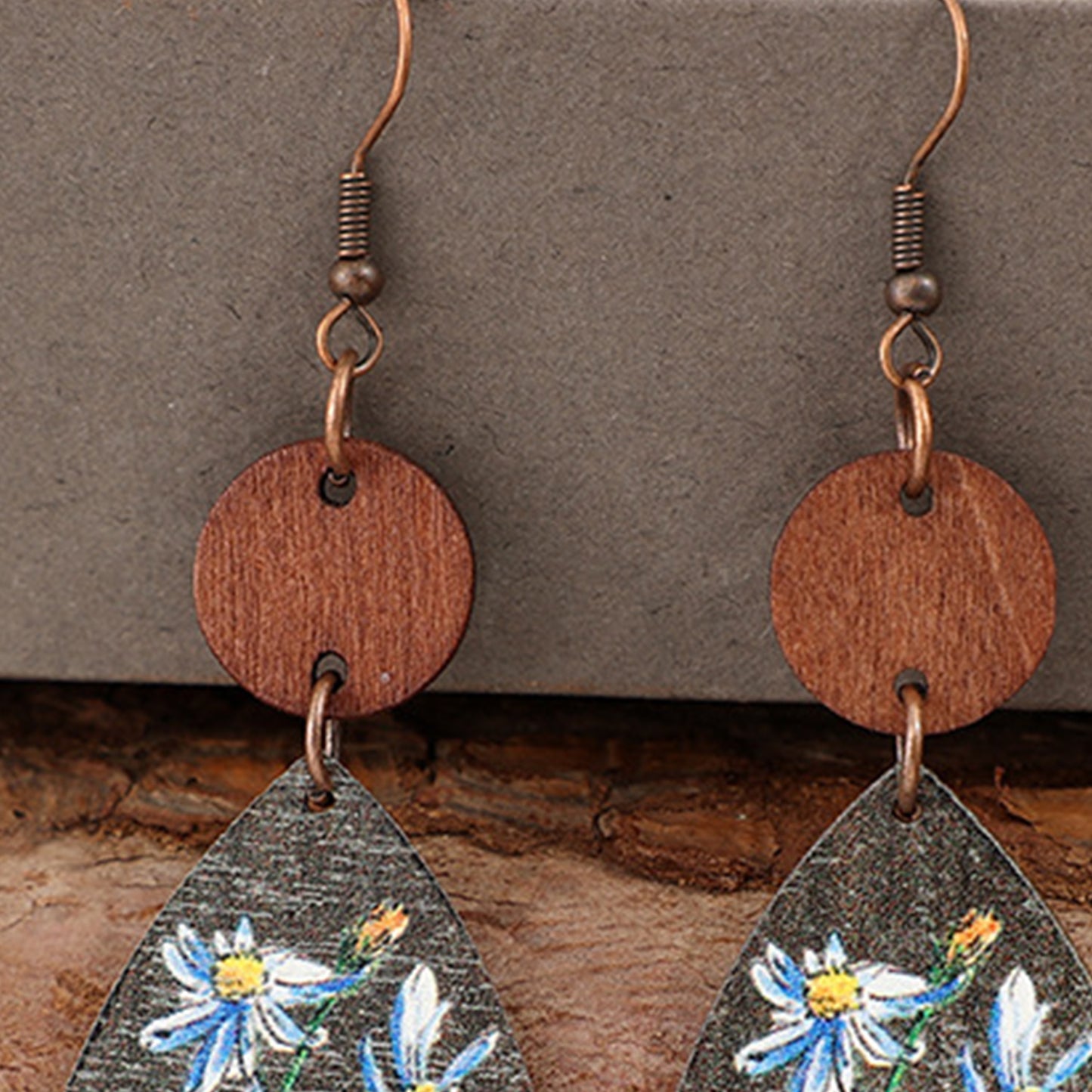 Pendientes de madera con forma geométrica de flores