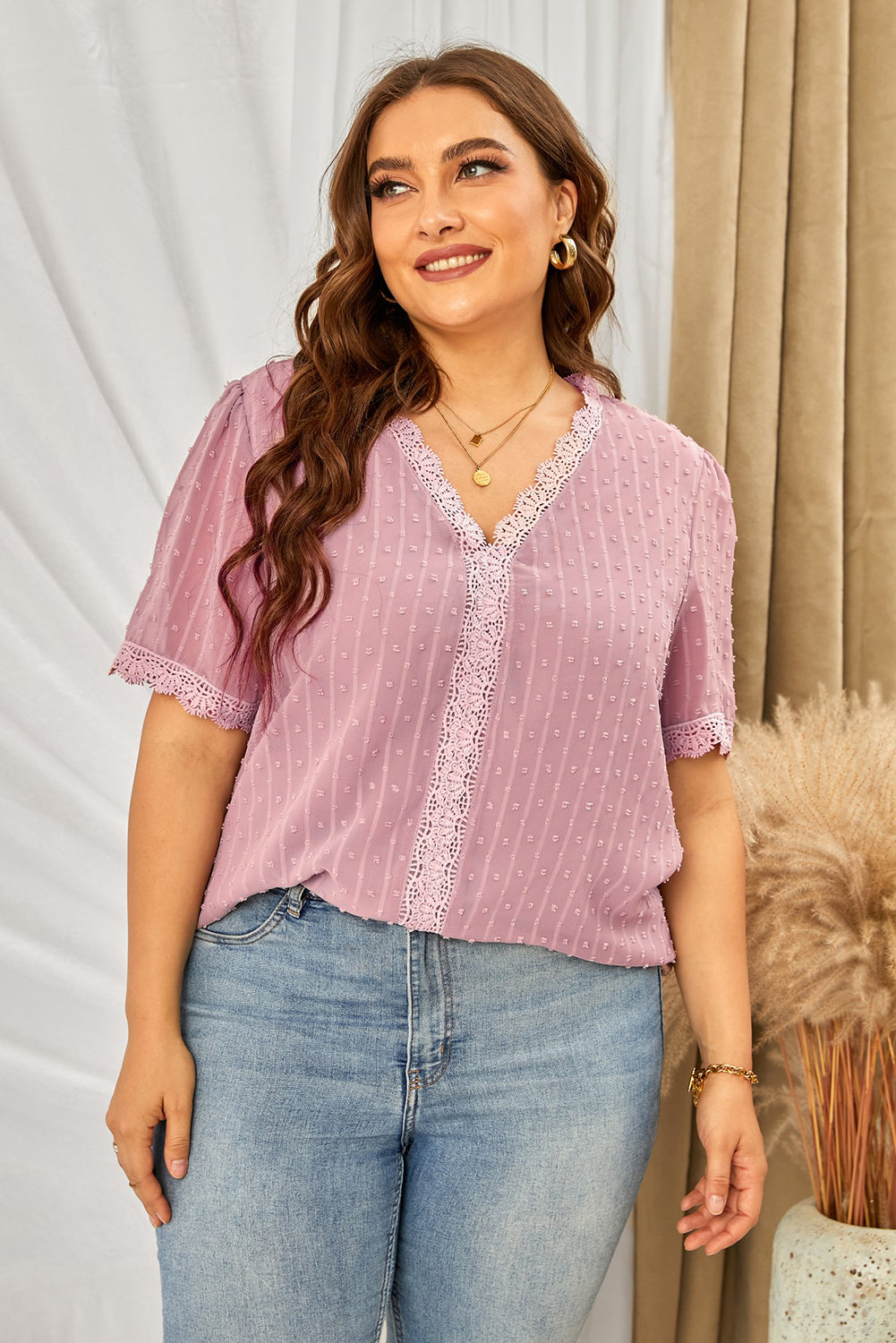 Blusa de encaje con escote en V y lunares suizos en talla grande