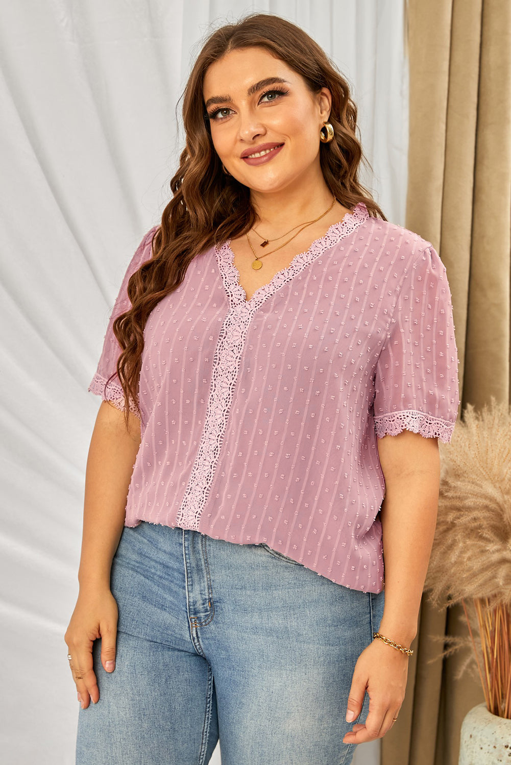 Blusa de encaje con escote en V y lunares suizos en talla grande