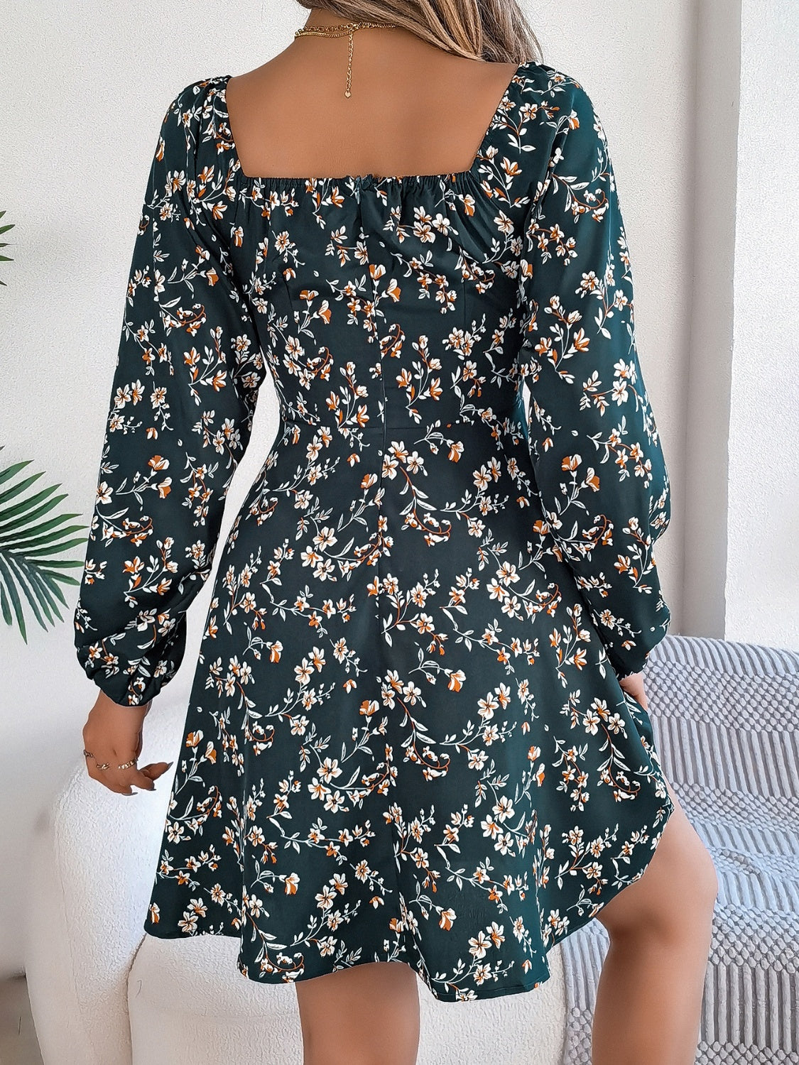 Vestido mini con mangas abullonadas y escote en forma de corazón estampado