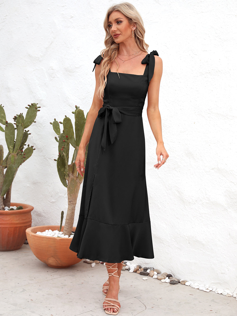 Vestido midi con escote cuadrado y tirantes anudados