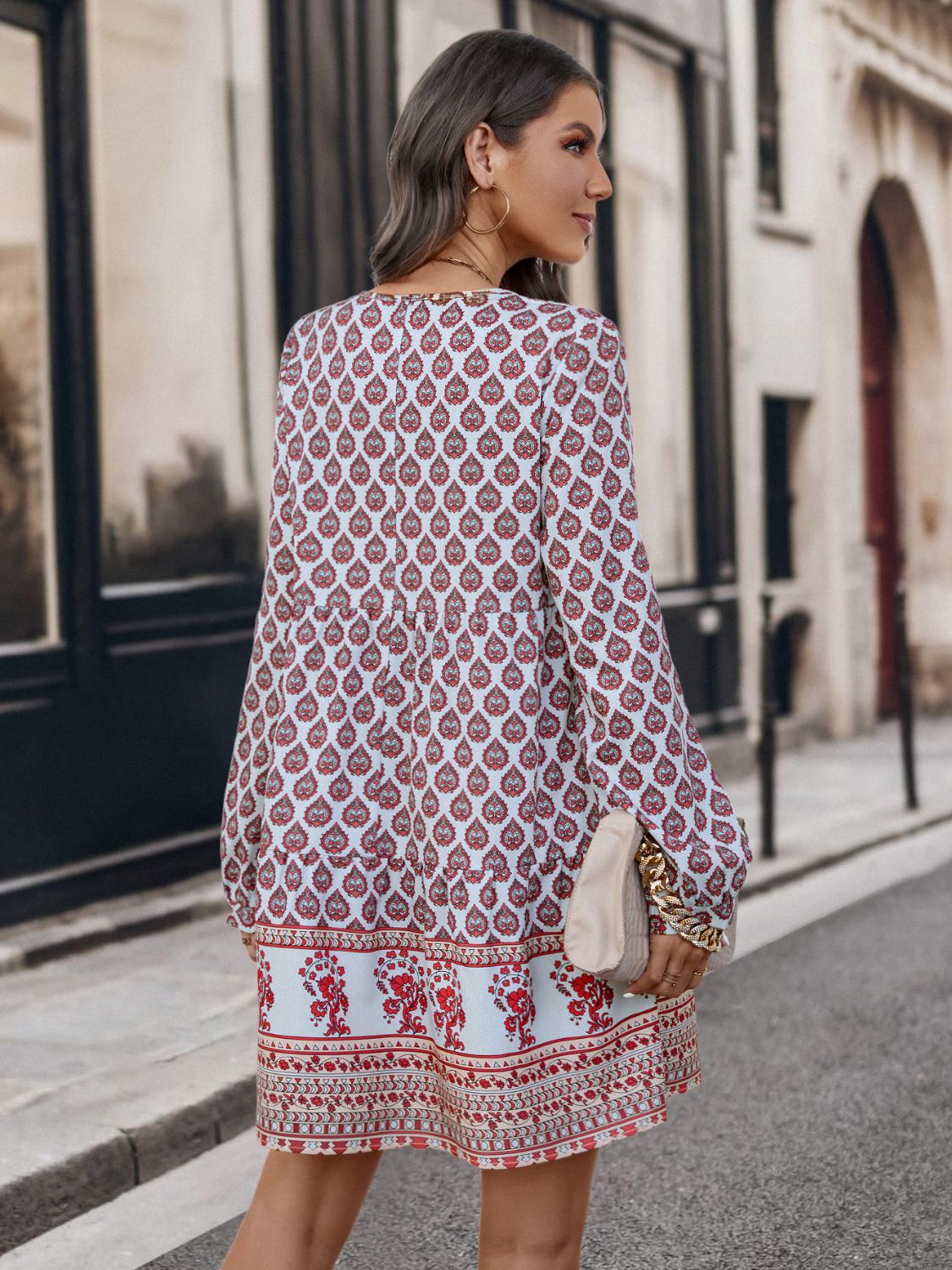 Vestido de manga larga con cuello anudado y estampado