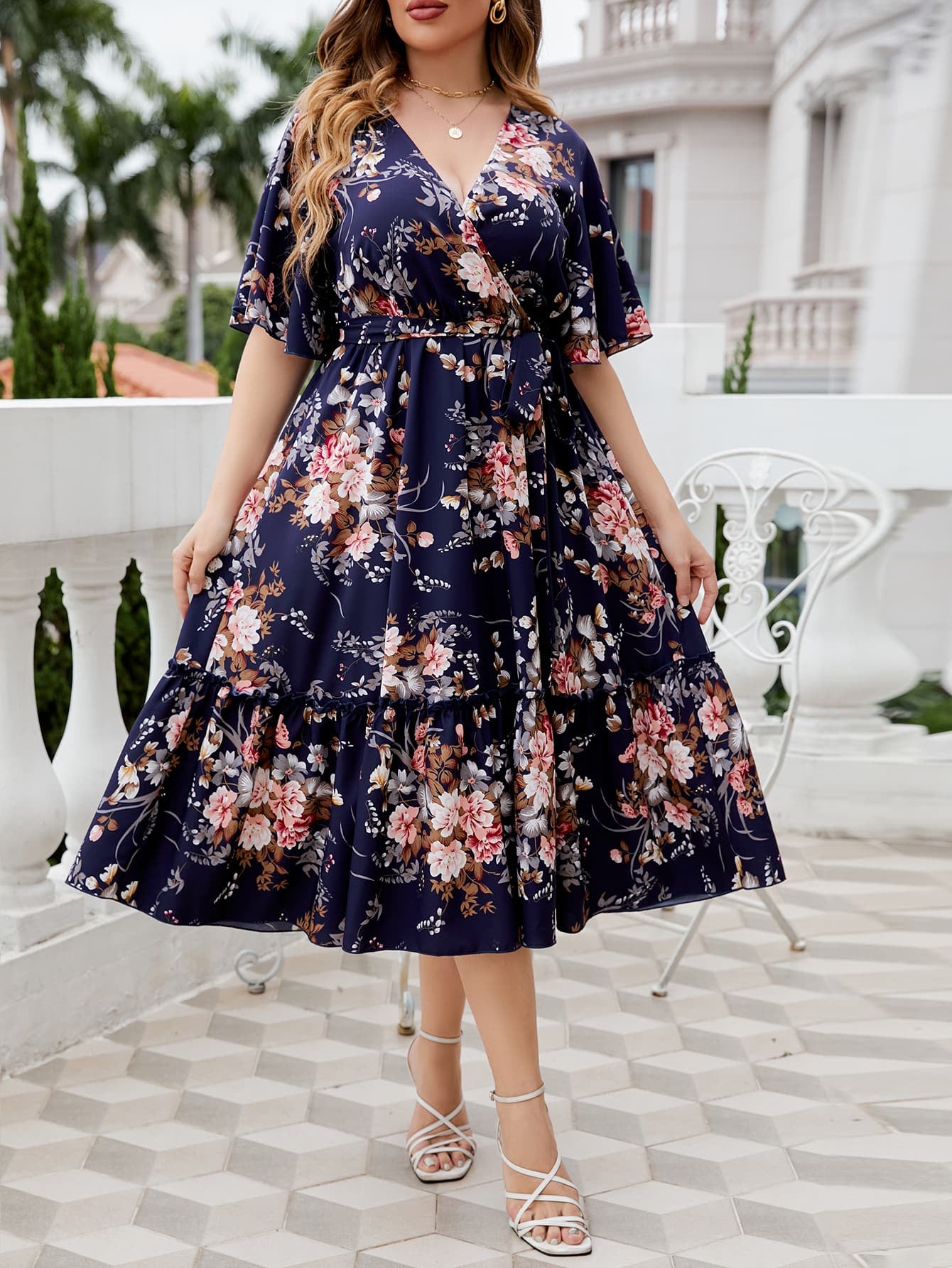 Vestido midi con escote cruzado y estampado floral en talla grande de Honey