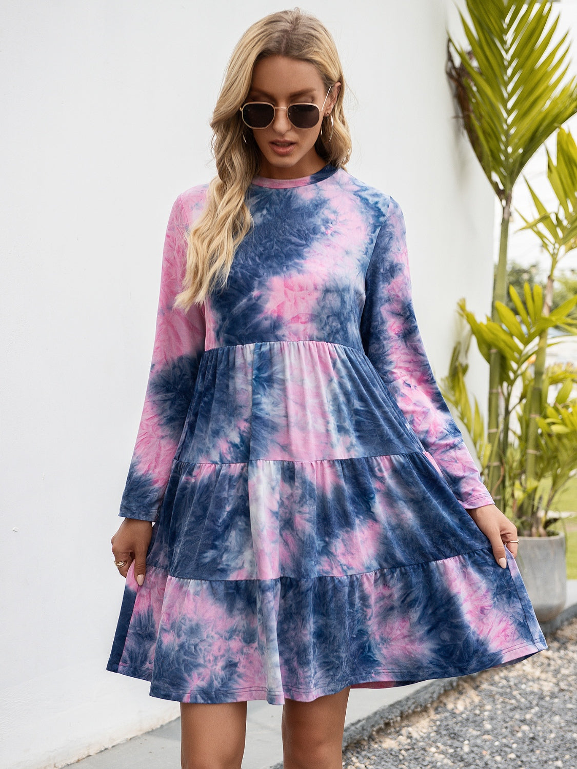 Vestido con cuello redondo, manga larga y capas con efecto tie-dye de Ivy Lane