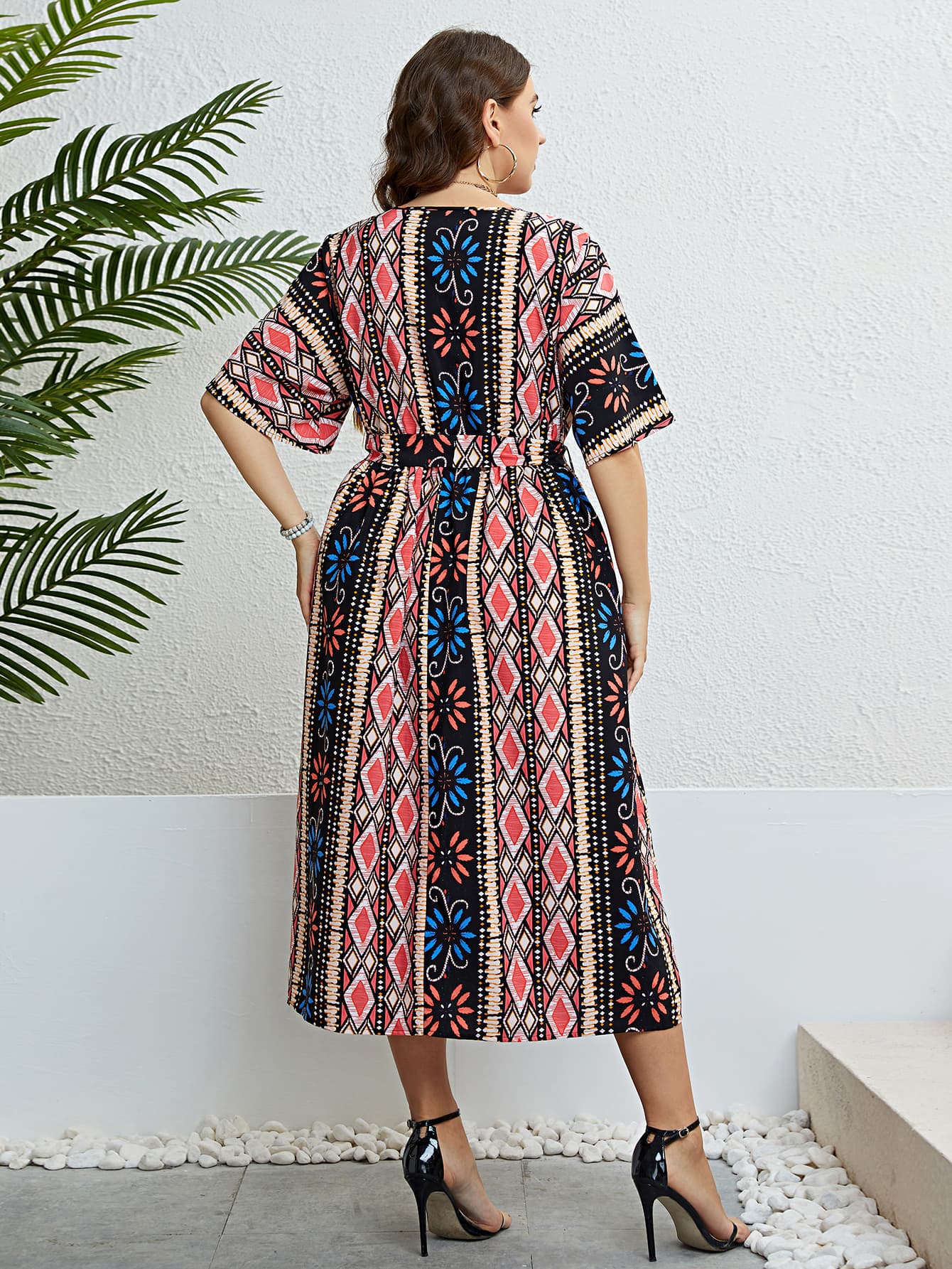 Vestido midi bohemio con escote en V y cinturón anudado en talla grande de Honey