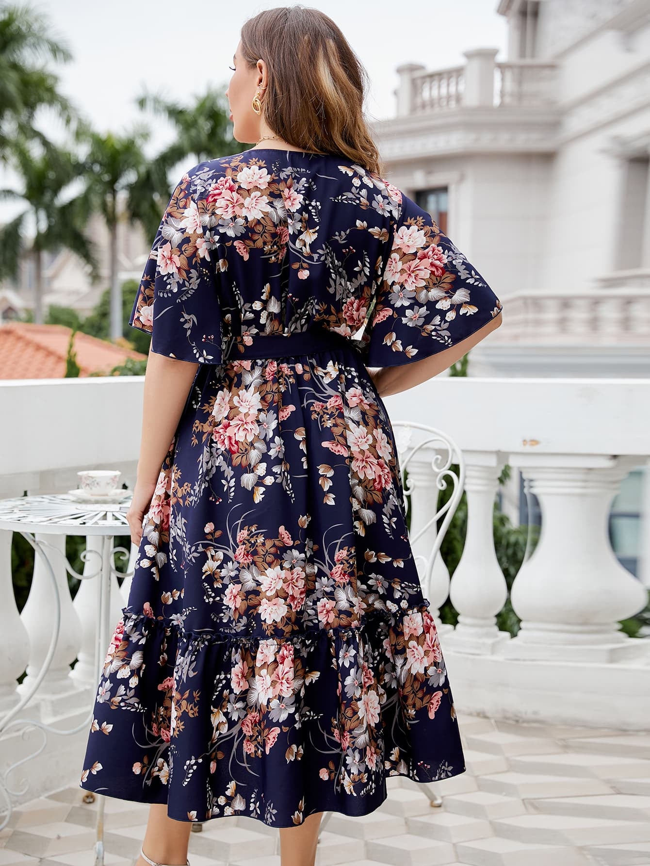 Vestido midi con escote cruzado y estampado floral en talla grande de Honey