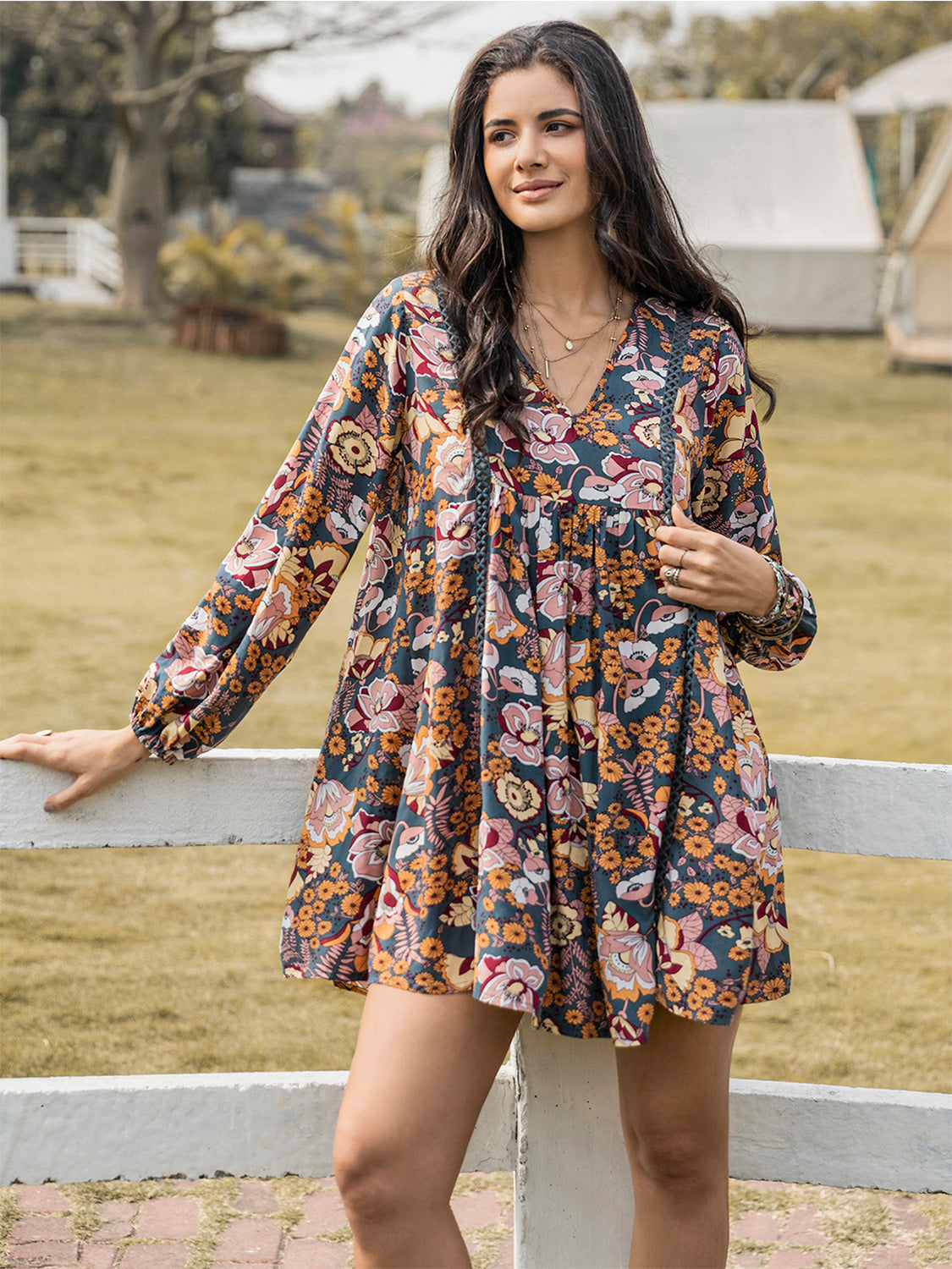 Vestido de manga larga con escote en V y estampado floral