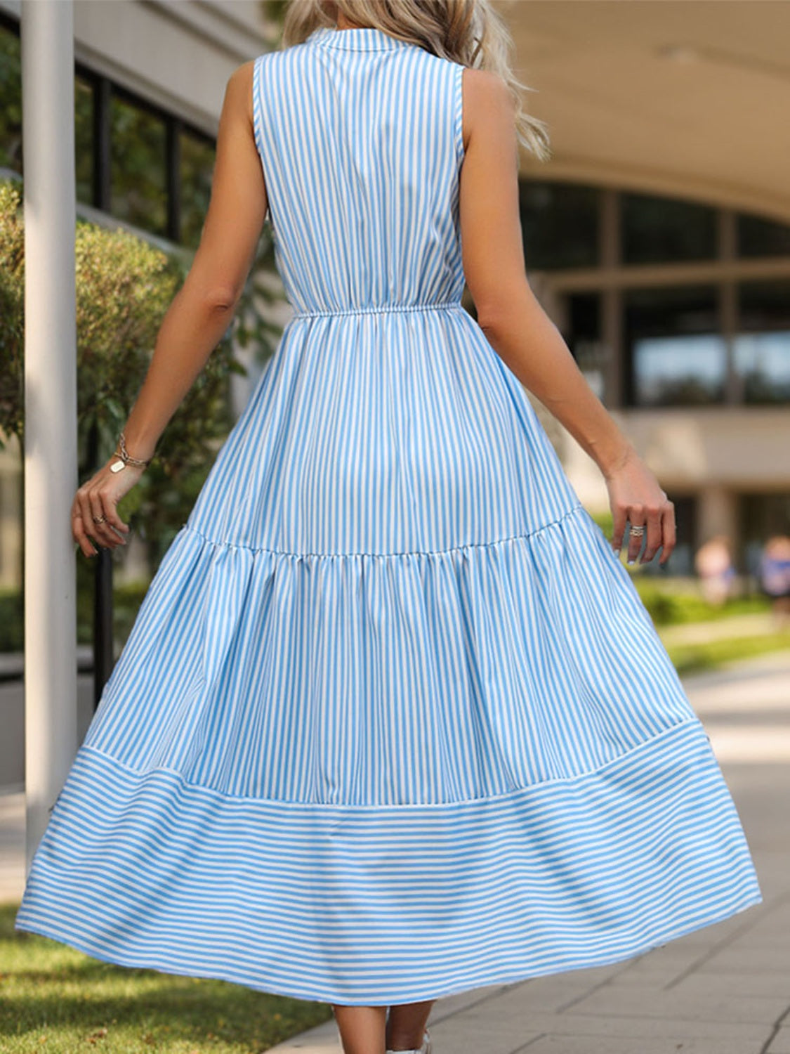 Vestido midi sin mangas con muescas y rayas