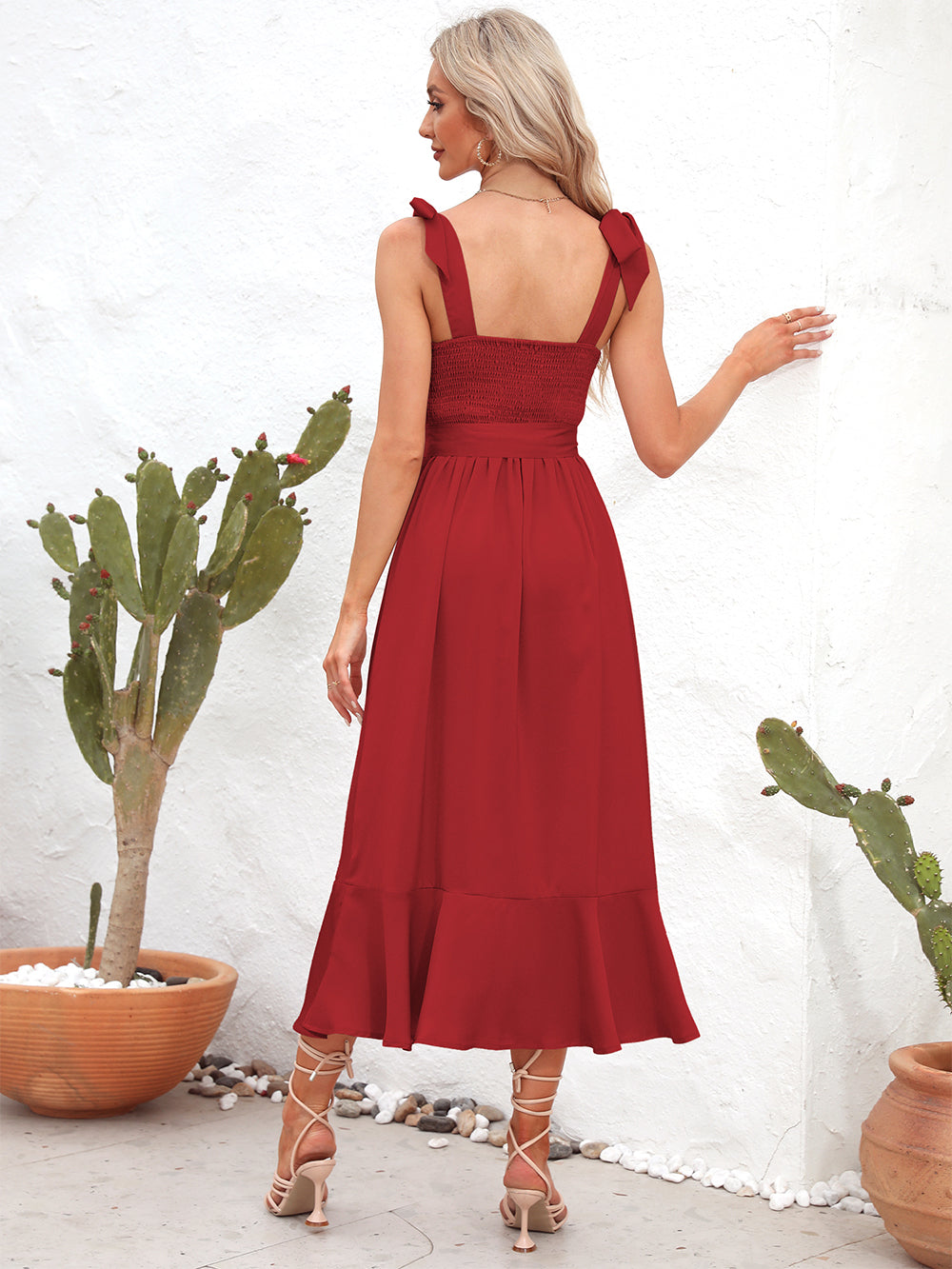 Vestido midi con escote cuadrado y tirantes anudados