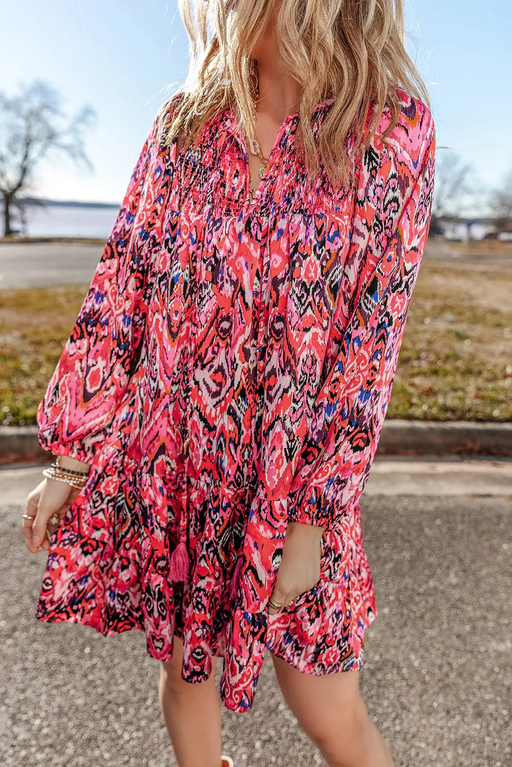 Vestido de manga larga con cuello anudado y estampado de borlas