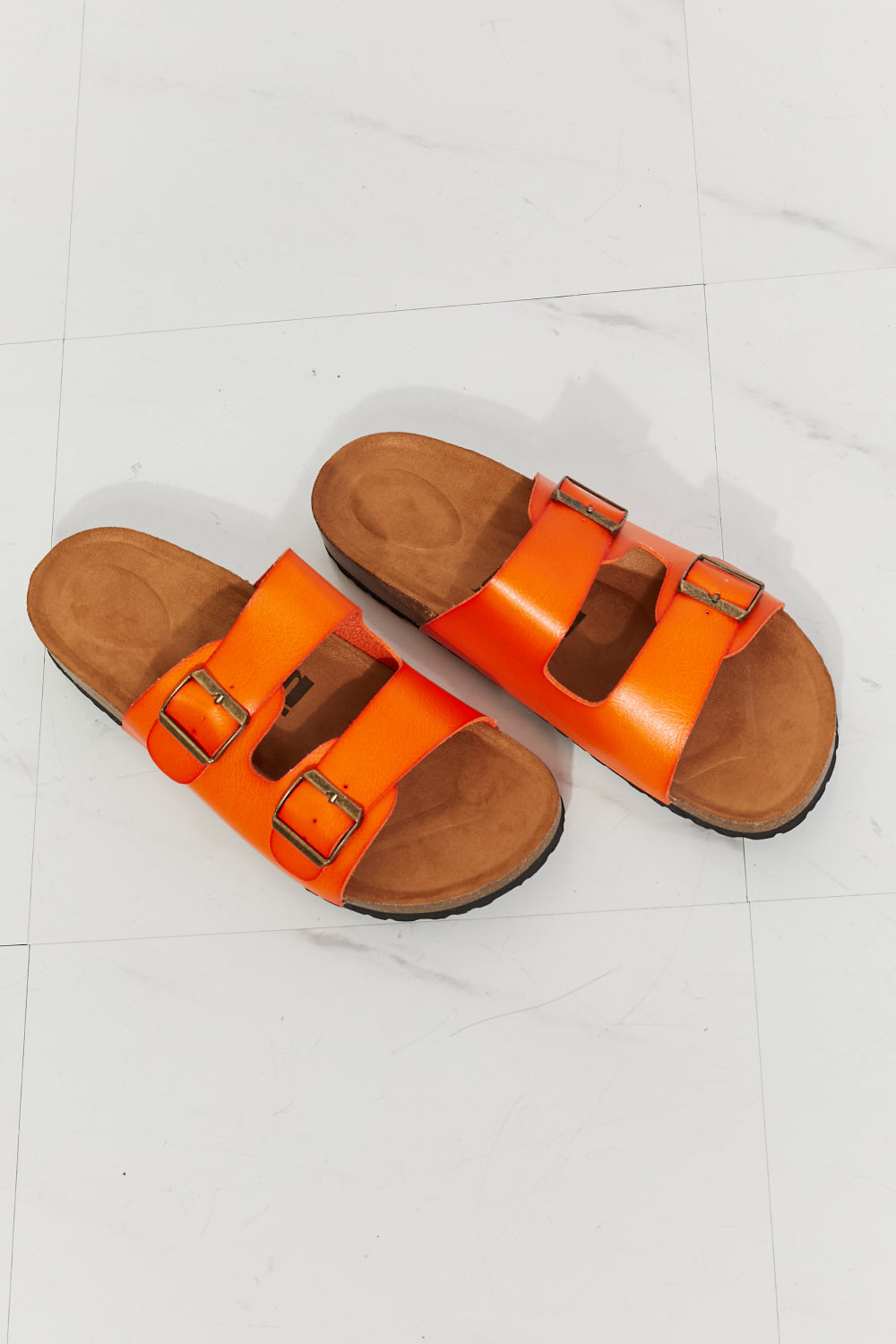 Sandalias con doble tira Feeling Alive de MMShoes en color naranja