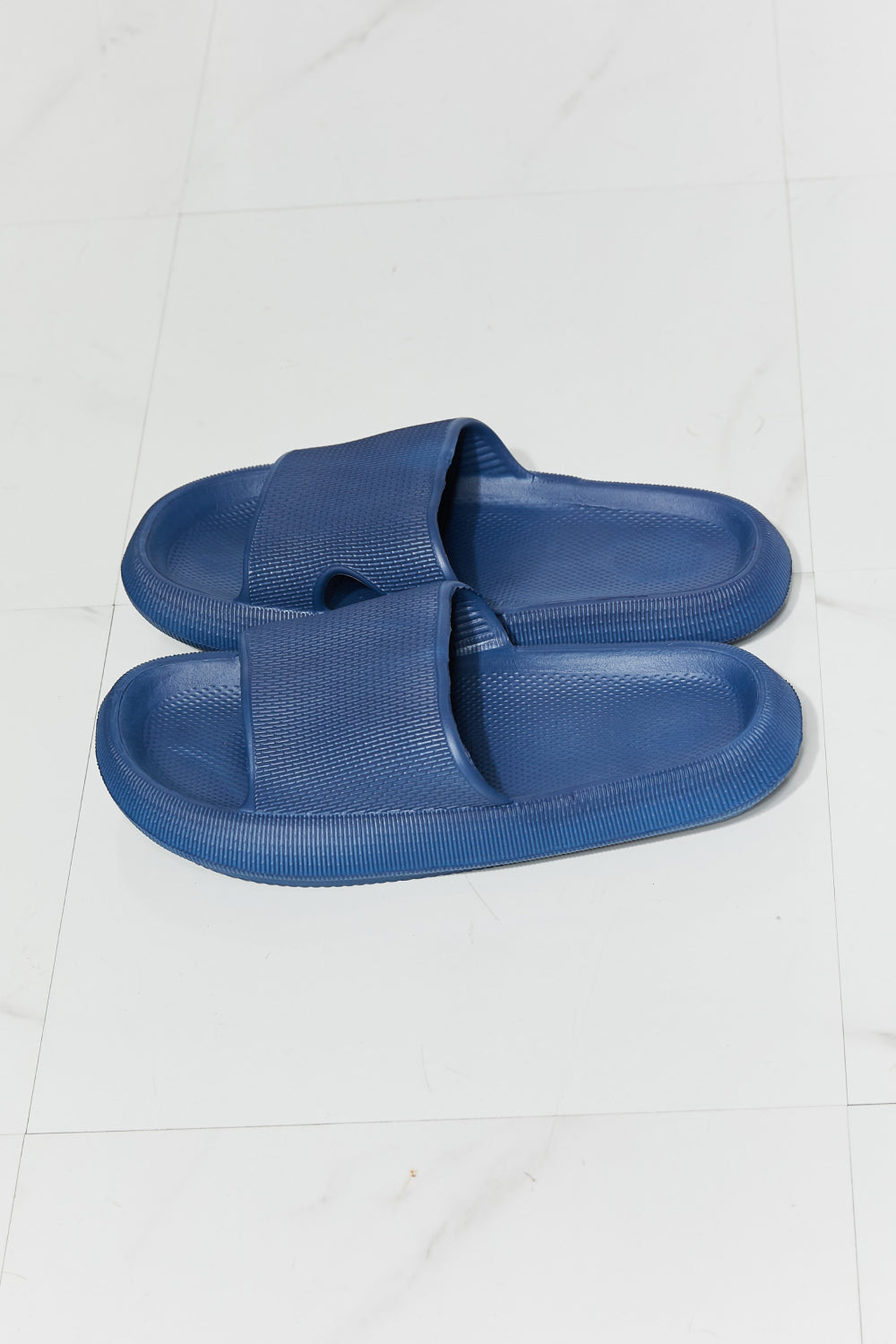 Sandalias con punta abierta Arms Around Me de MMShoes en azul marino