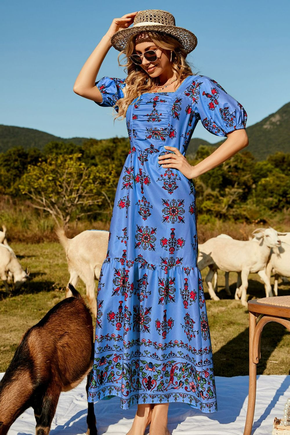 Vestido largo con capas y mangas abullonadas fruncidas con estampado floral