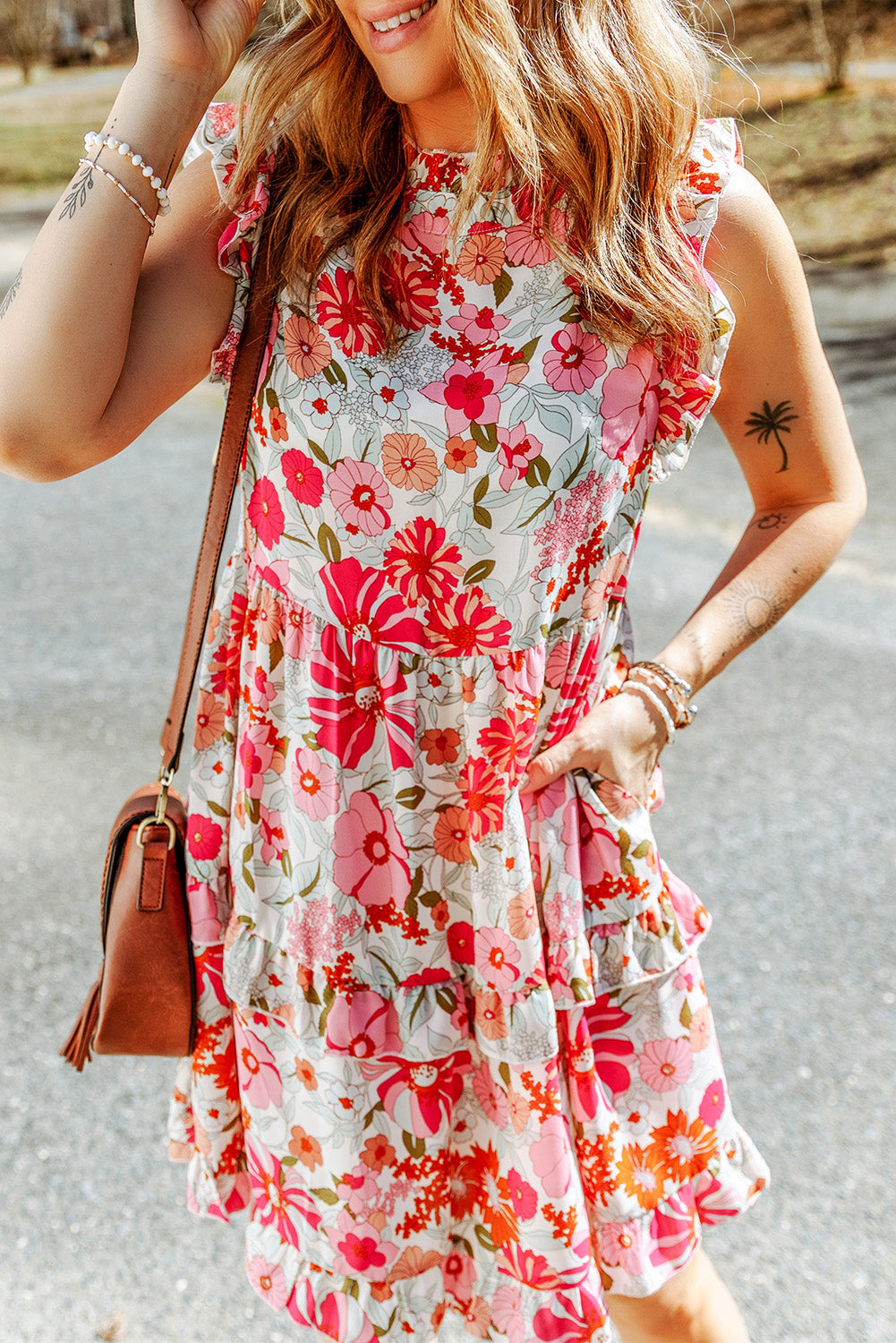 Vestido de cuello alto con estampado de volantes