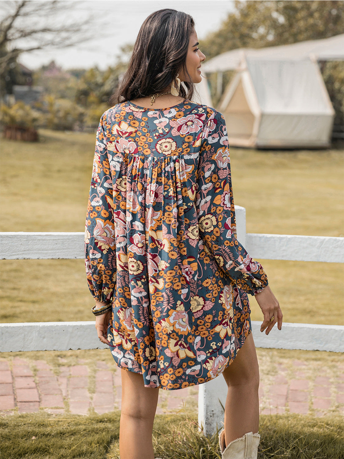 Vestido de manga larga con escote en V y estampado floral