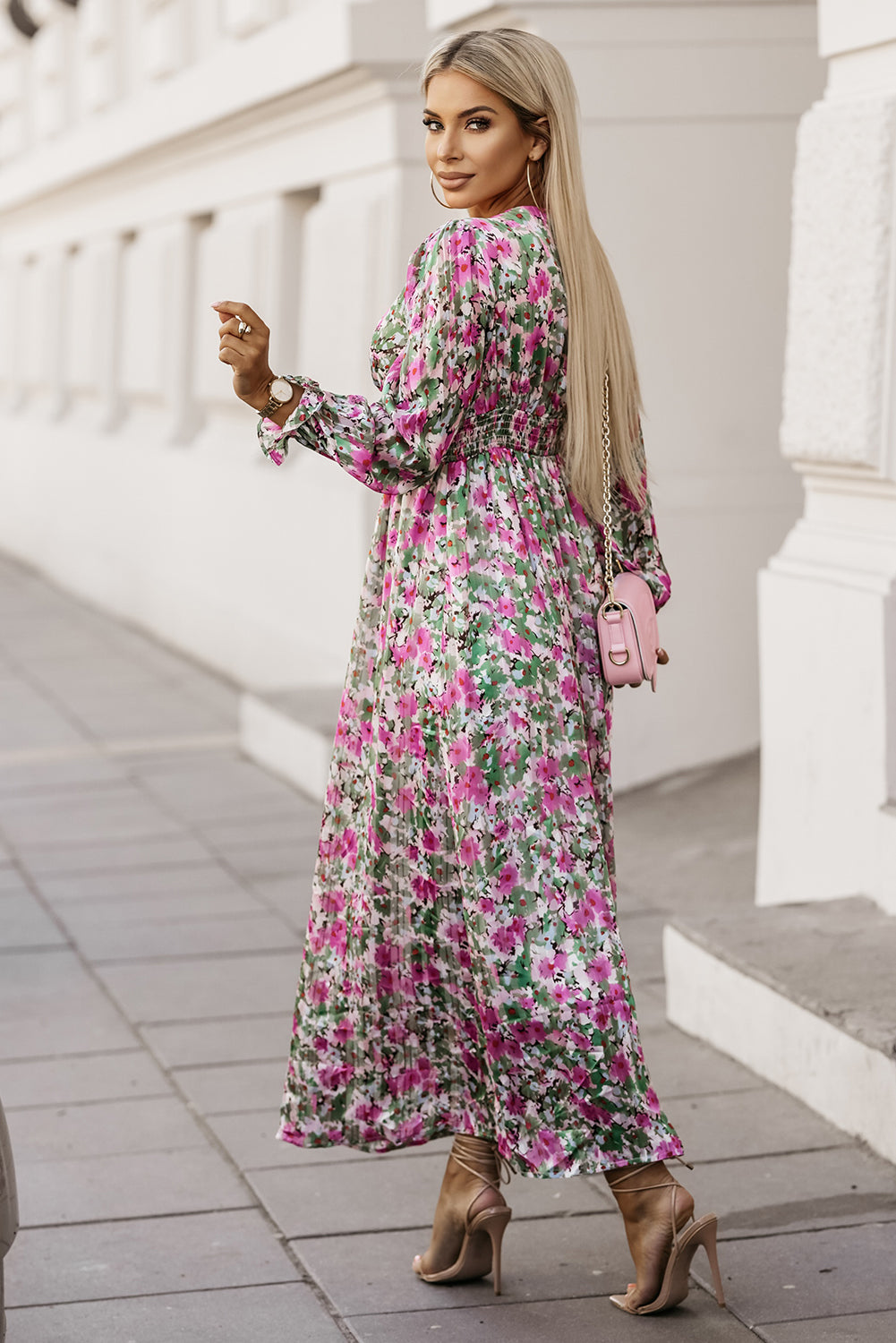 Vestido largo con escote en V profundo y estampado floral