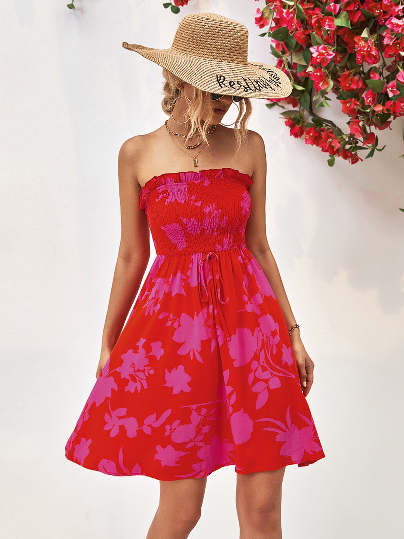 Vestido fruncido sin tirantes y con ribete de volantes florales