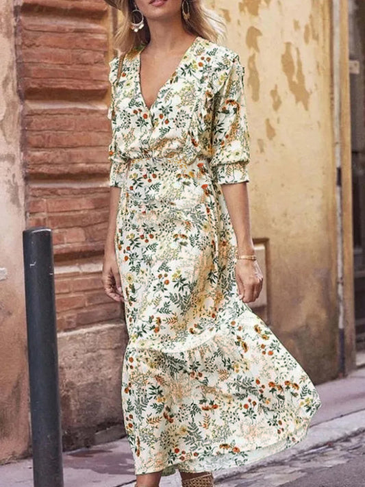 Vestido con mangas con volantes y aberturas florales