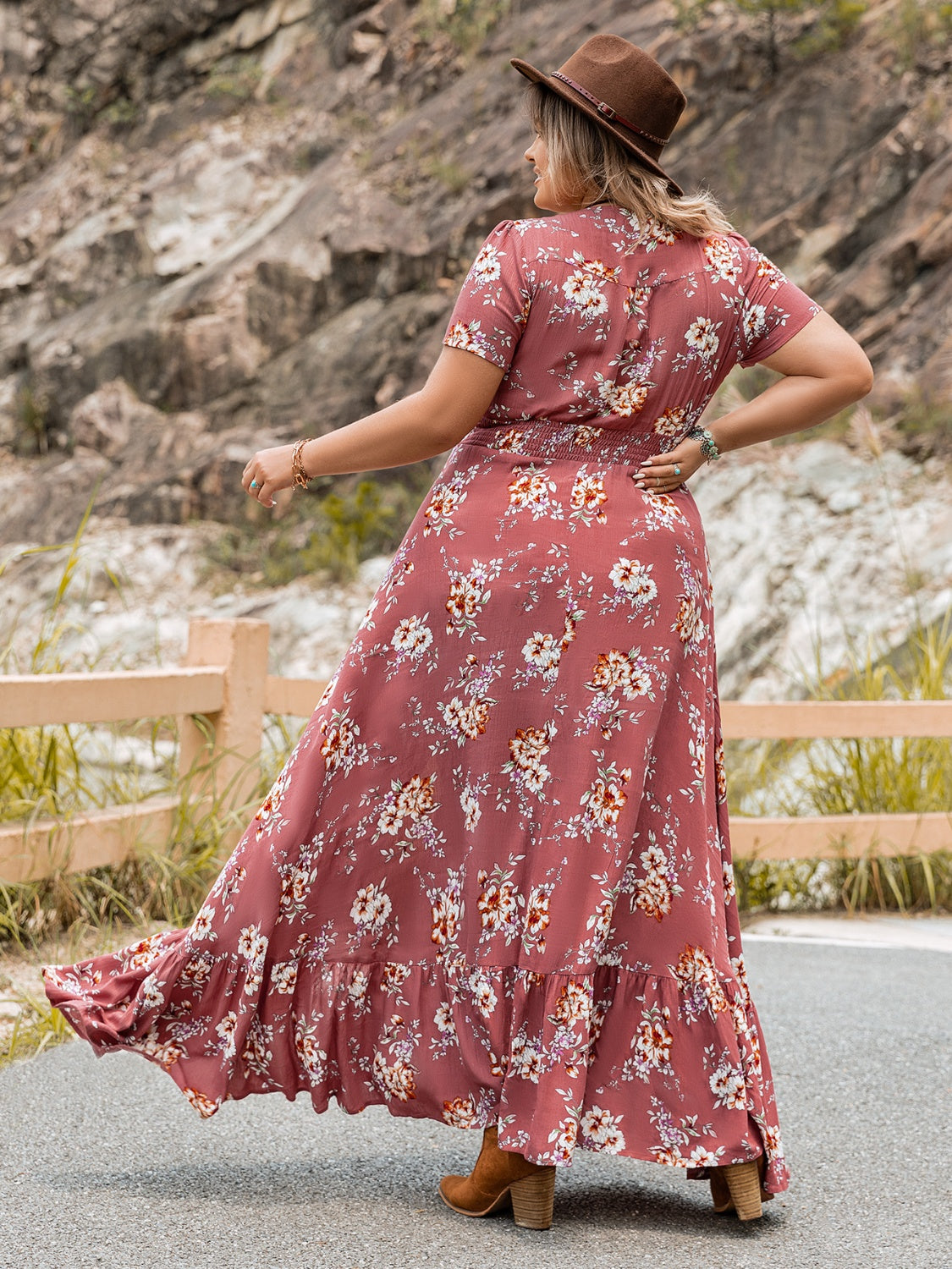 Vestido con abertura y dobladillo con volantes y estampado floral en talla grande