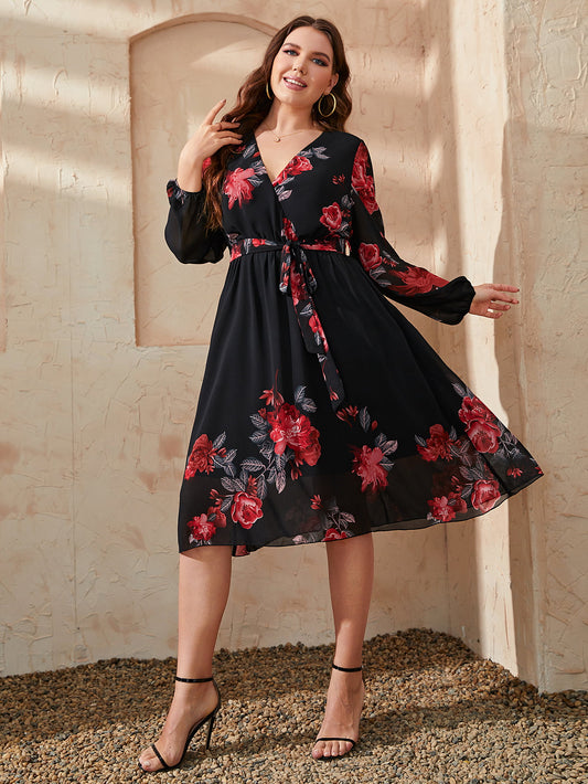 Vestido con lazo en la cintura y cuello cruzado con estampado floral en talla grande de Honey