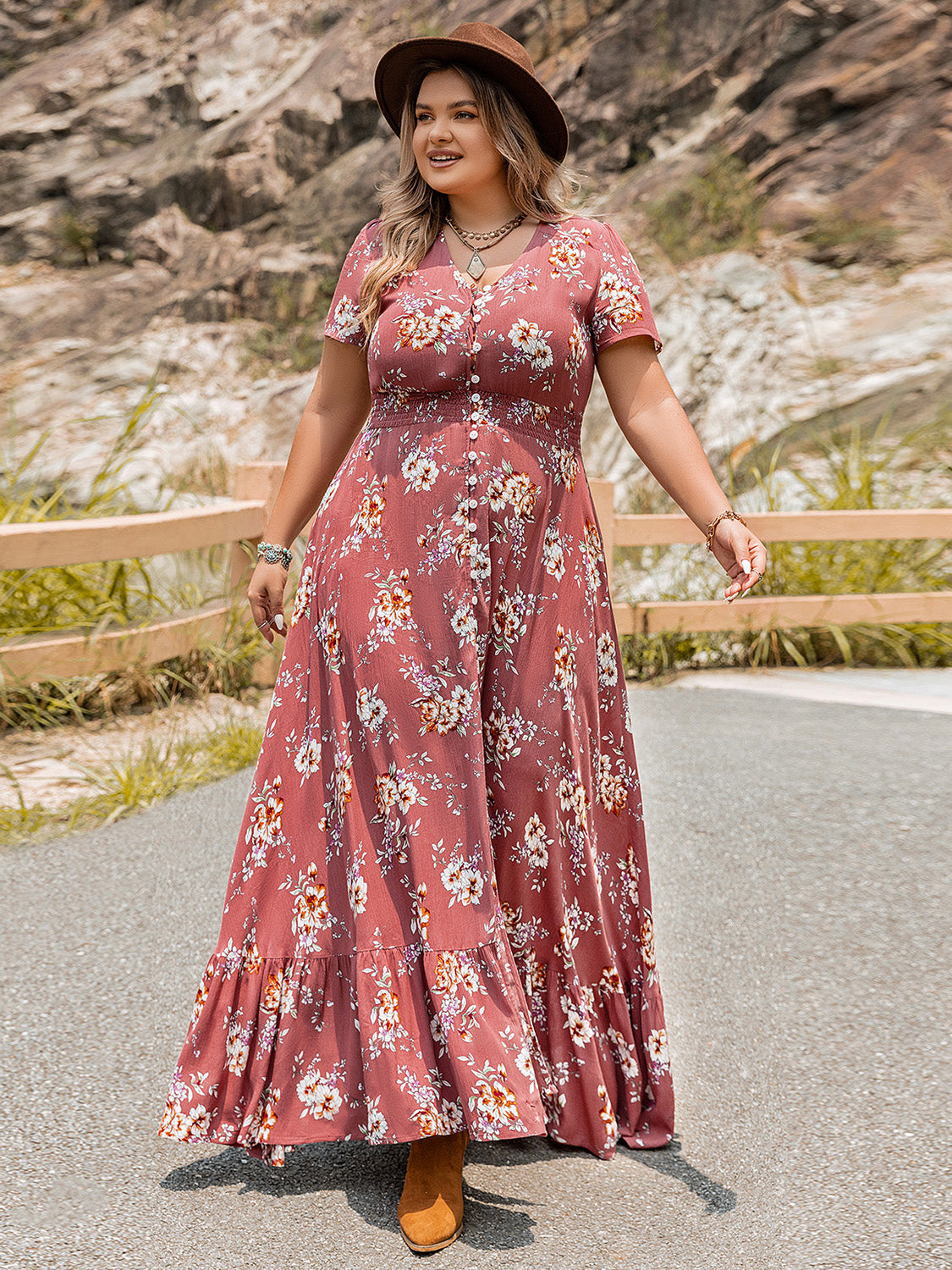 Vestido con abertura y dobladillo con volantes y estampado floral en talla grande