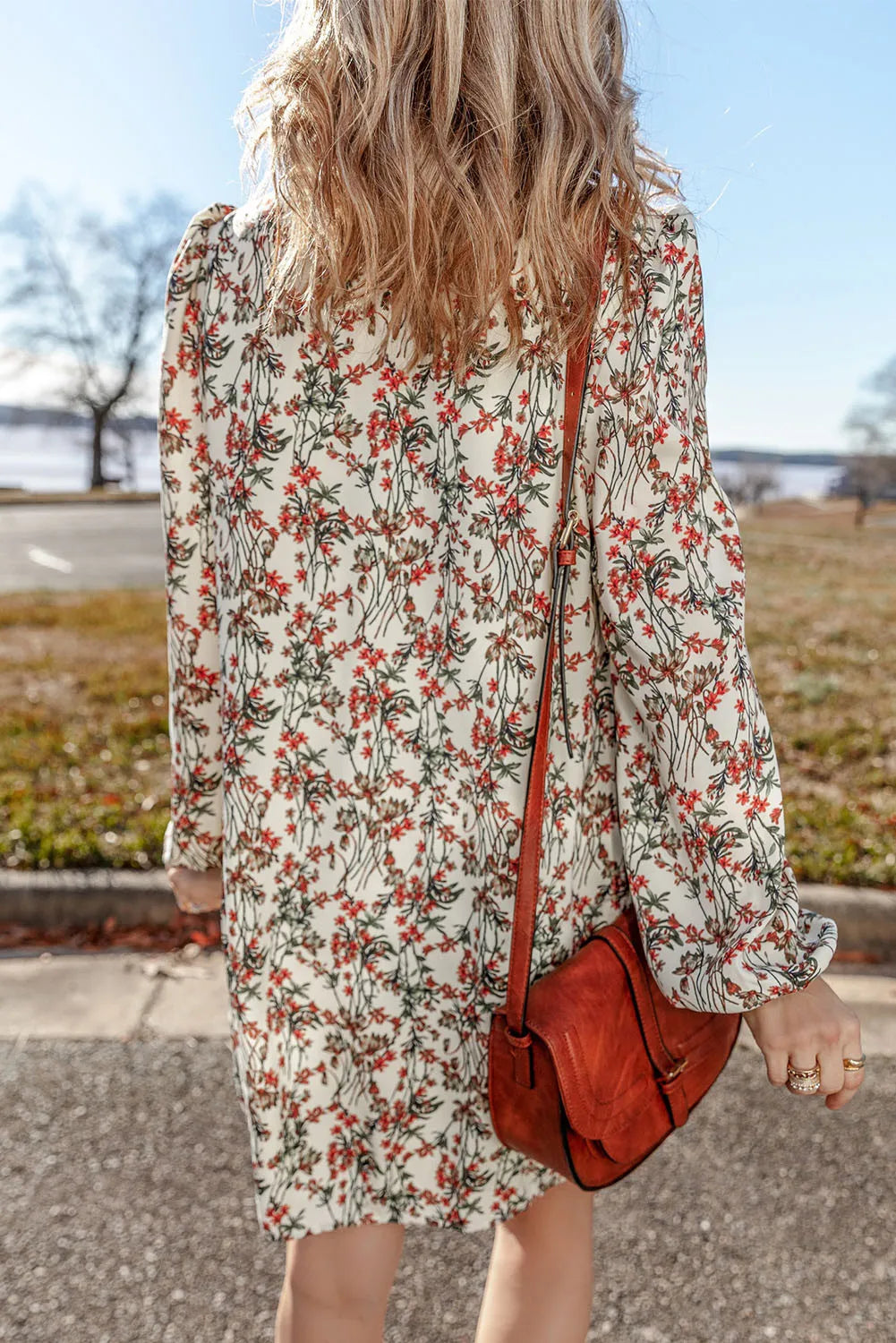 Vestido mini de manga larga con cuello redondo y estampado floral