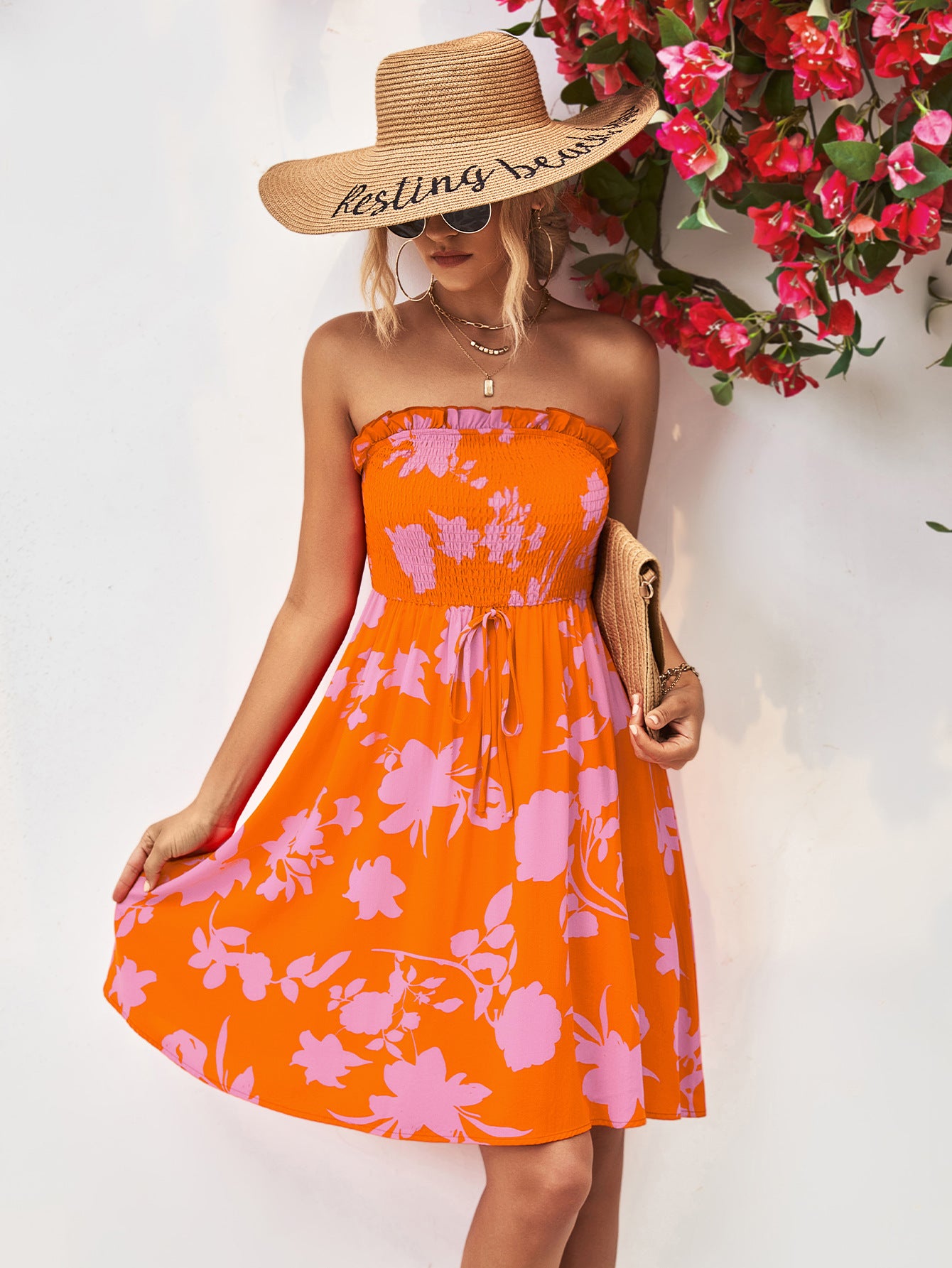 Vestido fruncido sin tirantes y con ribete de volantes florales