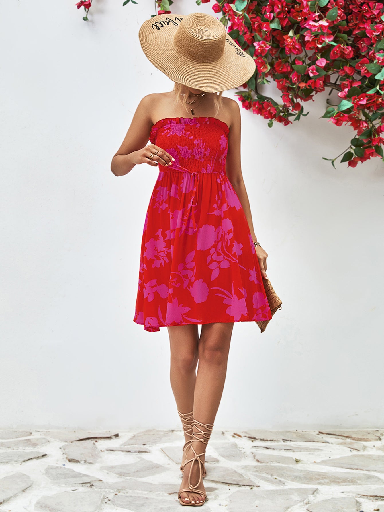 Vestido fruncido sin tirantes y con ribete de volantes florales