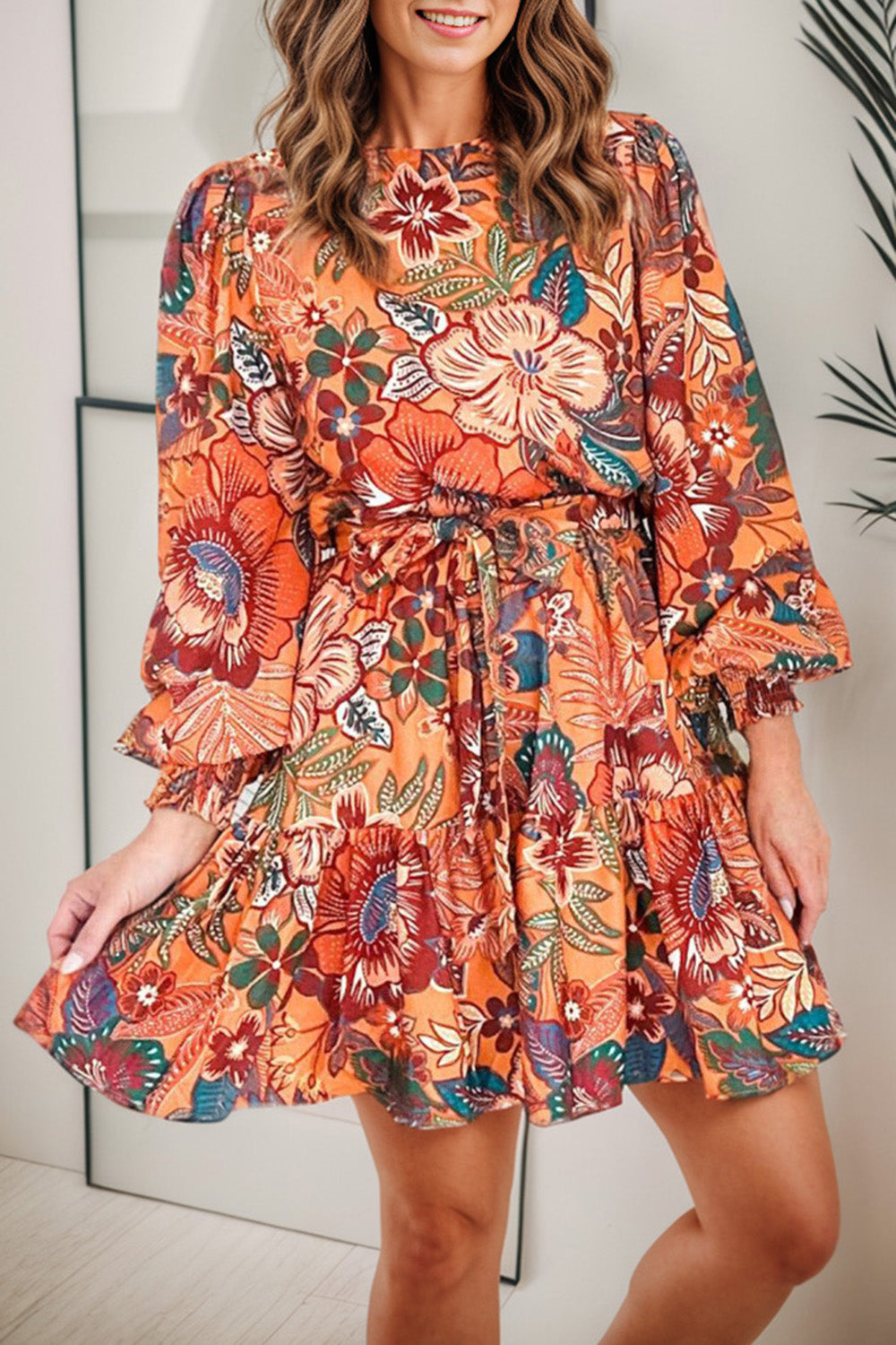 Vestido corto con mangas abullonadas y cintura anudada con estampado tropical