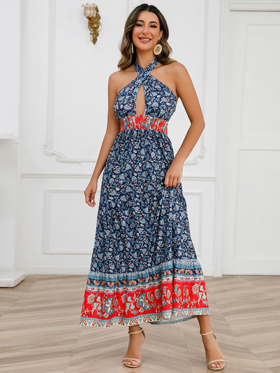 Vestido con cuello halter y estampado fruncido