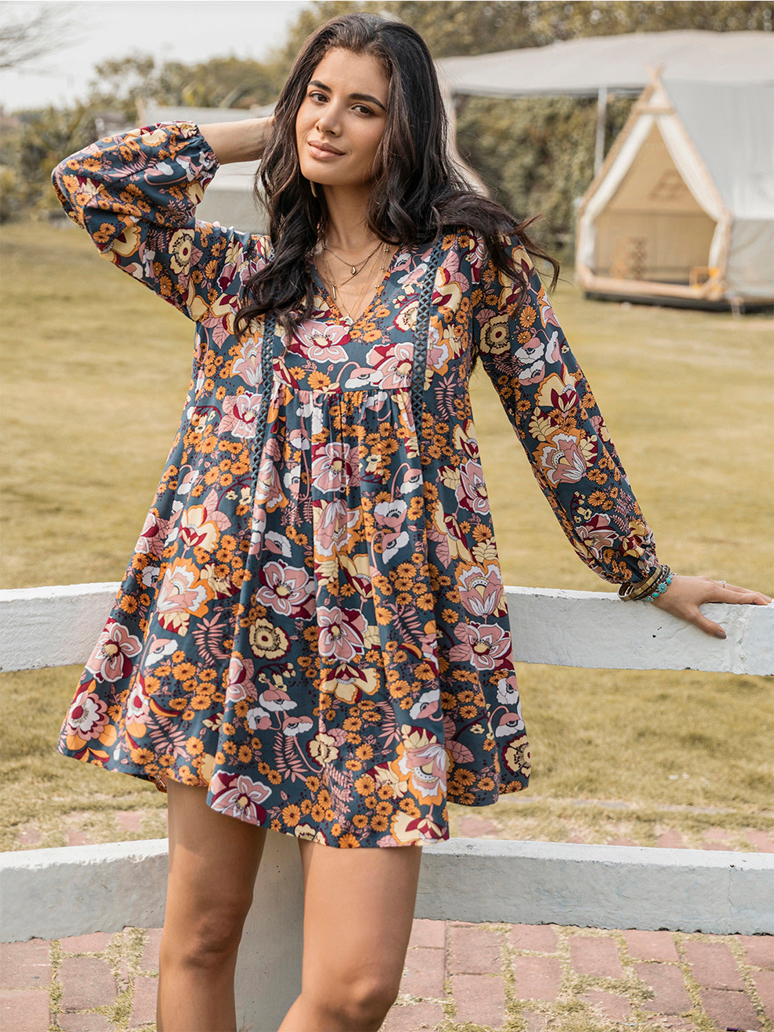 Vestido de manga larga con escote en V y estampado floral